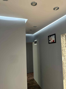 Photo de galerie - Rénovation complète du couloir : préparation des murs, traitement des surfaces, peinture, installation d’éclairage LED intégré au plafond.