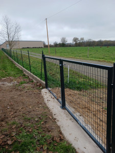 Photo de galerie - Pose d une clôture et d un portail. 