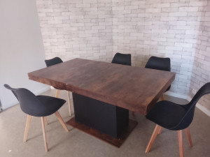 Photo de galerie - Montage table de salle à manger et chaises 
