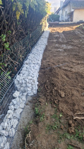 Photo de galerie - Installation cage gabion pour soutènement terrain 