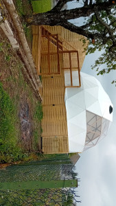 Photo de galerie - Montage d'une structure boir sur plot beton plus dôme 