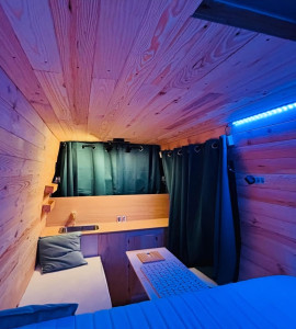 Photo de galerie - Aménagement en bois d’intérieur de van sur-mesure.