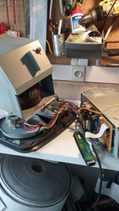 Photo de galerie - Démontage et nettoyage d'un poêle à pétrole électronique et recalibrage son CO2