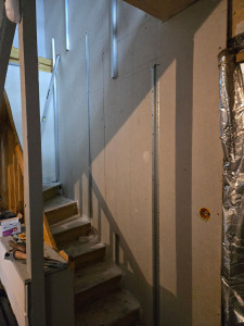 Photo de galerie - Pose de profilé aluminium pour éclairage d'un escalier et pose de la cloison auparavant 