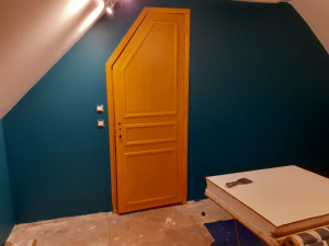 Photo de galerie - Pose d'une toile de rénovation avec finition en peinture bleu d'aspect velours après la dépose de l'ancienne tapisserie.  Mise en peinture de la porte.