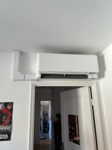 Photo de galerie - Installation d’une climatisation réversible avec pose de l’unité intérieure et passage des liaisons sous goulotte. Mise en service et vérification du bon fonctionnement. Installation propre et soignée.