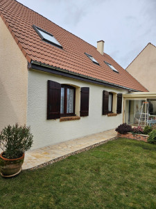 Photo de galerie - Nettoyage toiture et mise en peinture ravalement gouttière zinc et l'assure sur volet 