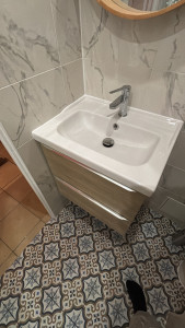 Photo de galerie - Pose d’une meuble salle de bain avec mitigeur et selicone