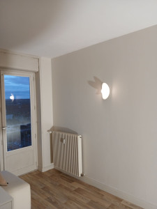 Photo de galerie - Réflexion  total dune salle à manger  .
fibre e verre et peinture couleur  lin clair  . 
intérieur  chaleureux.  