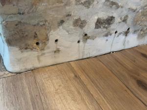 Photo de galerie - 2. AVANT- Piquage puis injection de hydrofuge - traitement de l’humidité par assèchement des murs