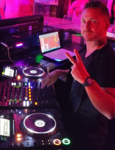 Photo de galerie - DJ en club