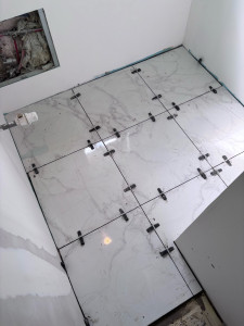 Photo de galerie - Pose d’un carrelage soixante par soixante effet marbre sur environ soixante mètres carrés. 