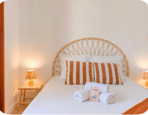 Photo de galerie - Préparation complète du linge et du logement avant chaque arrivée : literie soigneusement préparée, serviettes propres, contrôle qualité et mise en place des produits d’accueil pour offrir une expérience impeccable aux voyageurs.