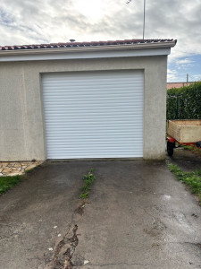 Photo de galerie - Remplacement d’une porte de garage sectionnelle latéral en bois par une porte de garage enroulable motorisé 