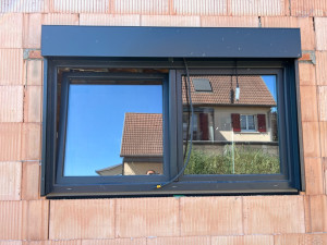 Photo de galerie - Pose de fenêtre avec volet roulant 