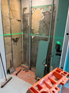 Photo de galerie - Montage de cloison pour bac à douche 
