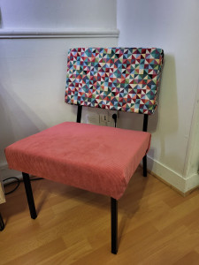 Photo de galerie - Petite chaise de salon refaite a neuf
Nouvelle mousse nouveau tissu + peinture chassis en métal 