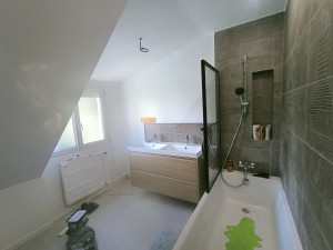 Photo de galerie - Rénovation de salle de bain : pose de carrelage, équipements et finitions propres.