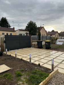 Photo de galerie - Création d’une entrée pour voiture, avec dalle, avec luminaire