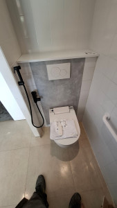 Photo de galerie - Creation d un wc japonais PMR avec sonibroyeur integre avec sa douchette et barre d appui 