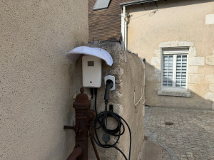 Photo de galerie - Pose de borne de recharge avec protection Uv 