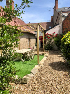 Photo de galerie - Pergolas - gazon synthétique - bordures & graviers 