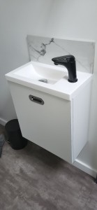 Photo de galerie - Pose de meuble lave main avec lave main dans un toilette 