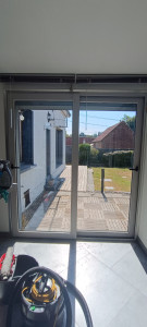 Photo de galerie - Entretien des vitres avec la technique américaines 