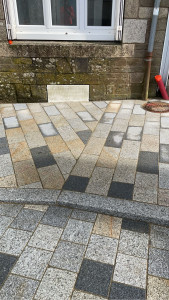 Photo de galerie - Pose de dalle 40x20 granit, pose sur mortier traditionnel, finition à la découpeuse thermique et finition joint mortier liquide et rinçage et lave des joints