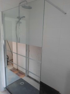 Photo de galerie - Pose faïence plus meuble salle d'eau et pose douche à l'italienne