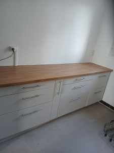 Photo de galerie - Après montage meuble bas de cuisine et coupe plan de travail et pose.