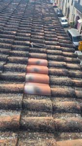 Photo de galerie - Changement de Tuiles suite aux intempéries. travaux effectuer sur la commune de Montbazin 