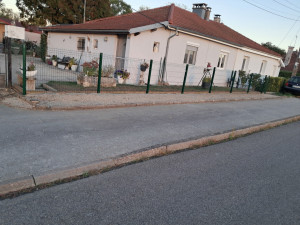 Photo de galerie - Pose d’une clôture en grillage rigide 