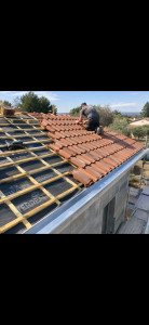 Photo de galerie - Pose d'une toiture neuve avec écran de sous toiture ainsi que la pose de gouttières en zinc.