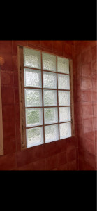 Photo de galerie - Pose de pavés de verre en remplacement d’une fenêtre 