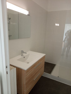Photo de galerie - Réfection salle de bain complète. Pose d'un meuble vasque avec miroir