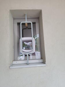 Photo de galerie - Installation d'une chatière extérieure sans percer la vitre  .
