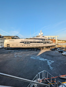 Photo de galerie - Traitement de carène d'un Yacht de 60m