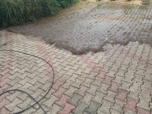 Photo de galerie - Traitement nettoyage et décapage façade pignon terrasse dallage 
traitement algimousse d'Alep 2100