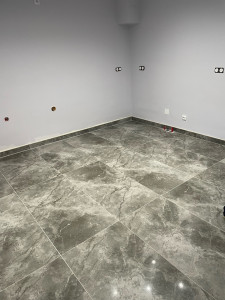 Photo de galerie - Pose d’un carrelage 60x120 et des plinthes