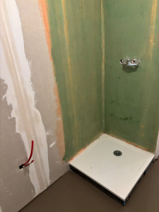 Photo de galerie - Pose de platine de douche,placo et bande, étanchéité et pose de bac à douche avant carrelage 