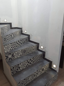 Photo de galerie - Pose de luminaires pour escalier dans une installation neuve 