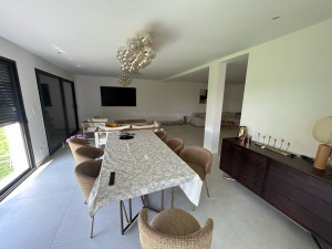 Photo de galerie - Le séjour a été réalisé avec Succès deux couches d’enduit finition une couche de peinture, impression et deux couches de peinture finition