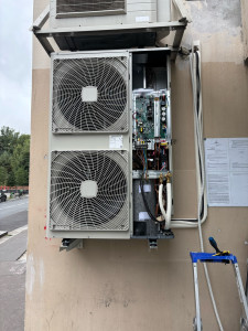 Photo de galerie - Installation d’un Sky Air Daikin en cours 