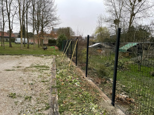 Photo de galerie - Pose d une clôture panneaux rigides de 1,93 de hauteur sur 50m de long