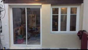 Photo de galerie - Pose d'une baie vitrée et fenêtre plus enduit gratter