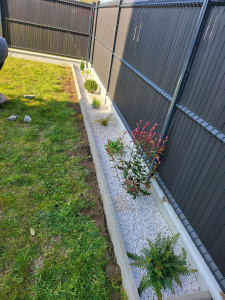 Photo de galerie - Création de massif de fleurs avec  bordure en béton après le conte rendu  final 