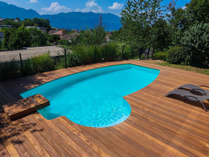 Photo de galerie - Terrasse en bois exotique livrée, 80m2 autour d'une piscine Desjoyeaux existante