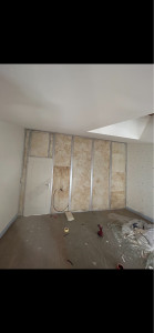 Photo de galerie - Réalisation d’une cloison de séparation avec une porte 