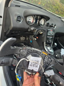 Photo de galerie - Changement commodo sur une Peugeot